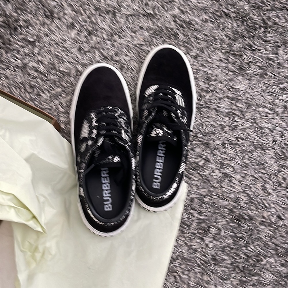 Burberry NWT lace detailed sneakers